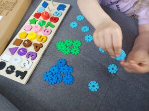 Tegeluslaud numbrite ja kujunditega - Pilt 5