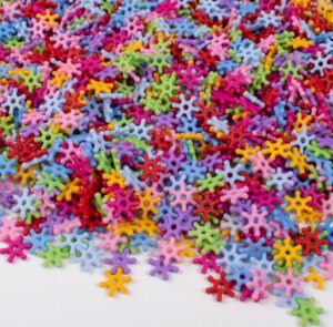 Lumehelbe kujulised plastikpärlid 6200 tk