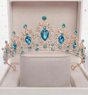 Tiaarad sinakas roheliste kristallidega